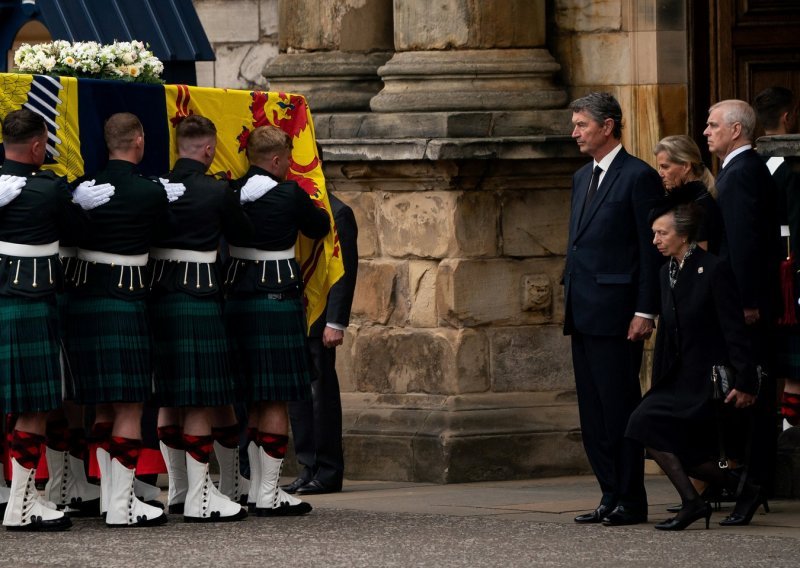 Emotivni trenutak u Edinburghu: Shrvana princeza Anne naklonila se lijesu svoje majke po posljednji put