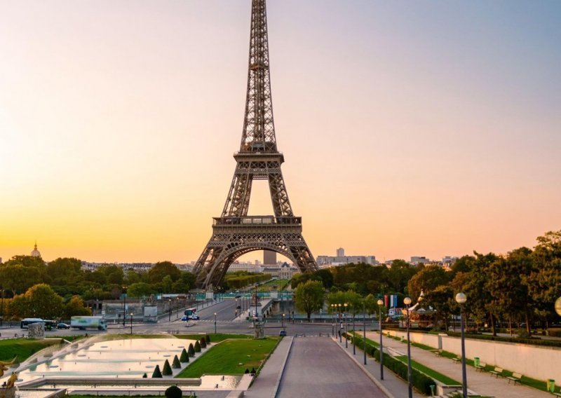 Zbog dojave o bombi evakuiran Eiffelov toranj