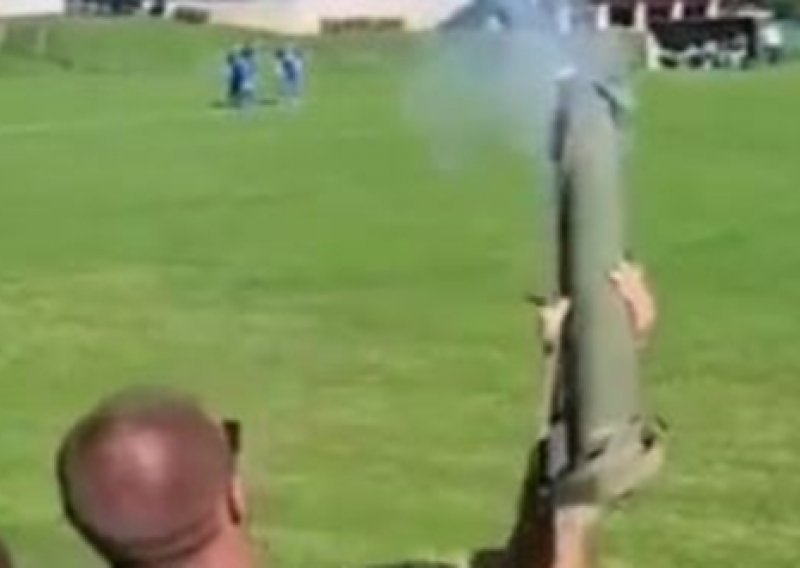[VIDEO] Policija pronašla mladića koji je iz zolje na utakmici ispalio eksplozivno sredstvo. Evo za što bi mogao odgovarati