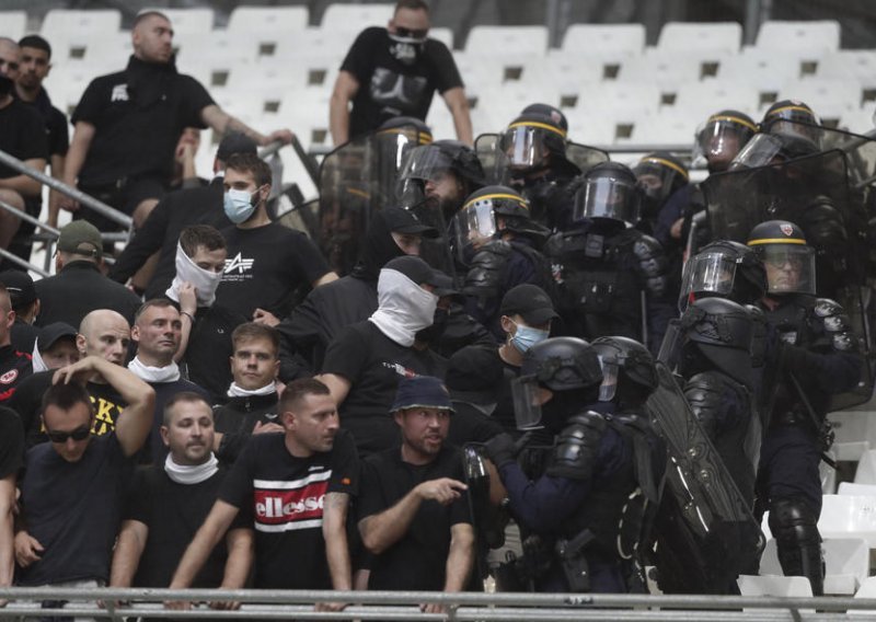 [FOTO] Liga prvaka u raljama huligana: fašistički pozdravi, uhićenja, neredi...