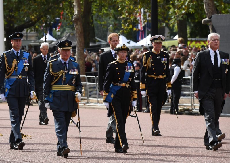 Točno u 2:22 s razlogom: Lijes kraljice iz Buckinghamske palače izašao je u simboličnu minutu u danu