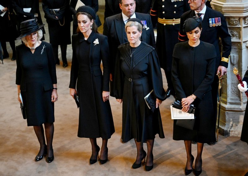 [FOTO] Kraljičino tijelo stiglo u Westminster: Članovi obitelji ne skrivaju tugu