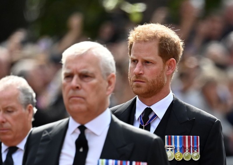 Zašto prinčevi Harry i Andrew neće nositi vojne uniforme tijekom kraljičine pogrebne povorke
