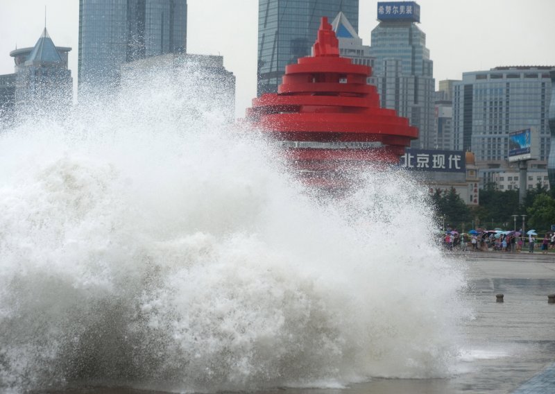 Tajfun Muifa poharao Kinu; otkazuju se letovi za Šangaj, evakuirani milijuni ljudi