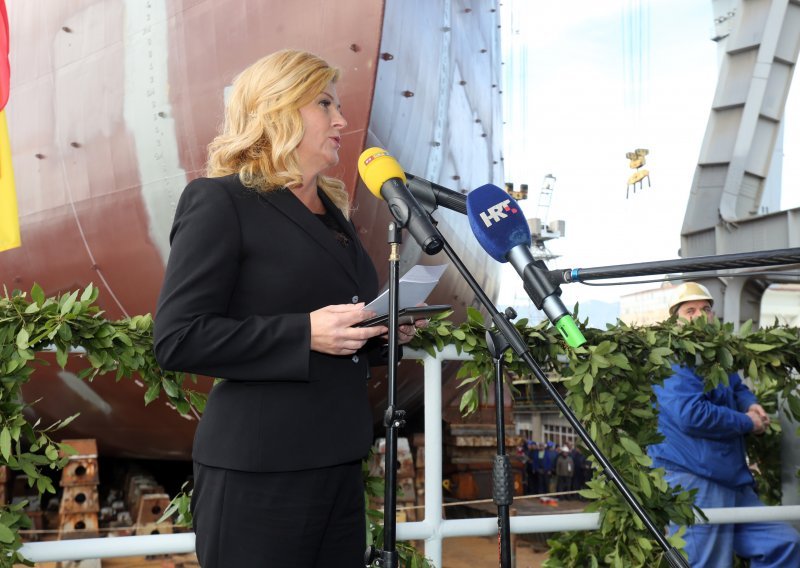 Predsjednica kumovala tankeru za prijevoz nafte Santiago l
