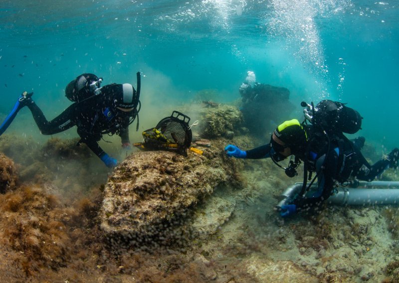 [FOTO] Dijelovi rimskih amfora i keramike pronađeni u podvodnim istraživanjima u uvali Barbariga