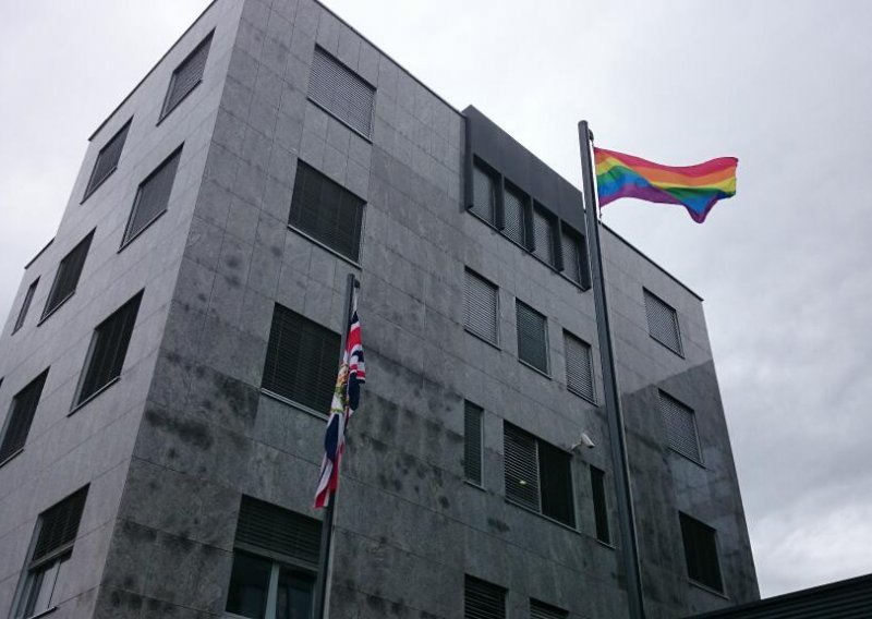 Dugina zastava vijori se pred britanskim veleposlanstvom