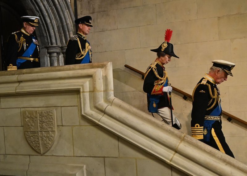 Princ Andrew se konačno pojavio u uniformi, pogledajte kako je izgledalo 'bdijenje prinčeva'