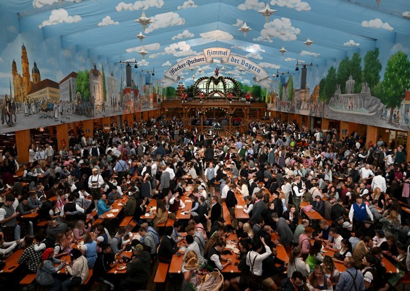 Nakon dvije godine pauze otvoren je Oktoberfest, a oduševljeni posjetitelji su na festival doslovno - utrčali