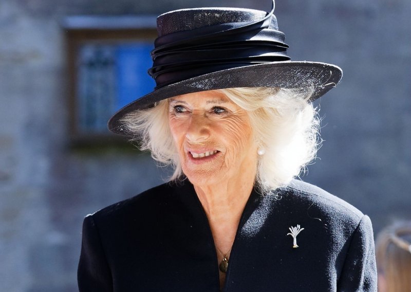 Camilla po prvi put javno progovorila o svojoj svekrvi, kraljici Elizabeti: 'Moralo joj je biti jako teško, bila je usamljena žena'