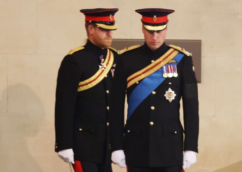 Princ Harry na bdijenju je nosio uniformu, a jedan detalj ga je shrvao: Njemu su s ramena uklonjeni kraljičini inicijali, no ne i princu Andrewu