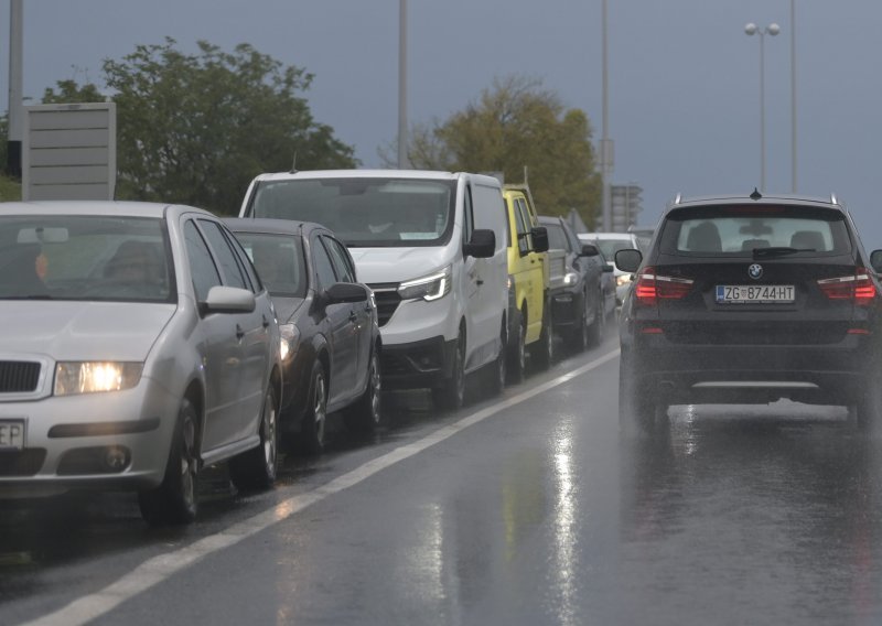 Jak udar groma: U Zagrebu prometni kolaps, prestali raditi semafori