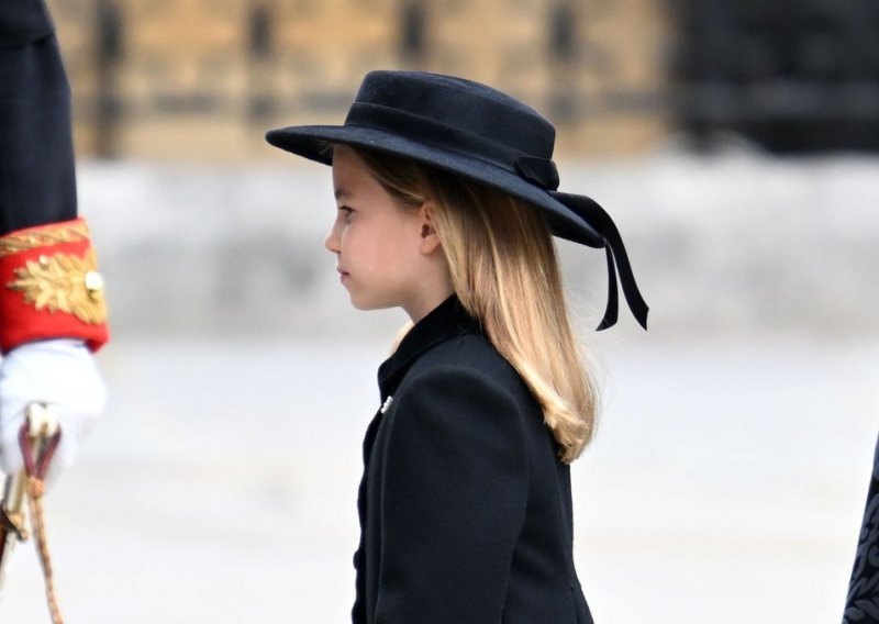 I malena princeza Charlotte poput starijih članica kraljevske obitelji držala se strogog dress codea