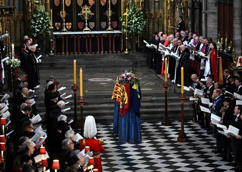 [FOTO/VIDEO] Ispraćaj kraljice Elizabete II: Pogledajte kako je izgledala misa u Westminsterskoj opatiji pred dvije tisuće visokih gostiju