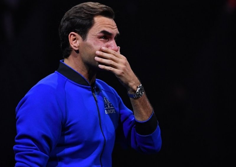 [FOTO] Roger Federer nije skrivao suze, potpuno se slomio, ali je ipak uspio poslati poruku: Nije ovo kraj. Život ide dalje...