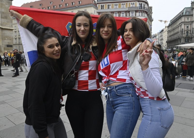 [FOTO] Ludilo je počelo od jutarnjih sati; raspjevani hrvatski navijači osvojili su centar Beča