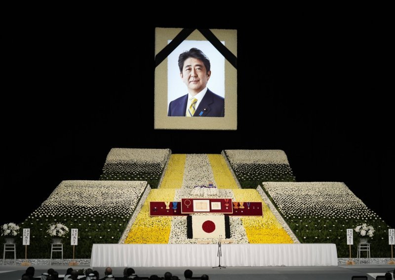 [FOTO/VIDEO] Japan se oprostio od bivšeg premijera Shinza Abea: Oko 700 stranih državnika odalo počast, na ulicama prosvjedi i više od 18 tisuća policajaca