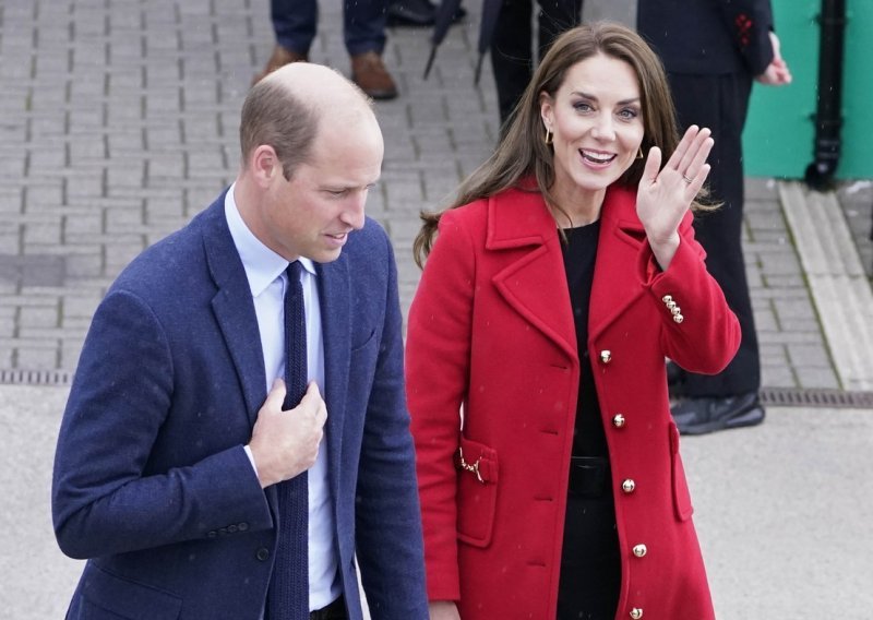 Moćan crveni kaput princeze od Walesa bio je pun pogodak: Odbacila je crnu odjeću i po prvi put od kraljičine smrti odjenula nešto u boji