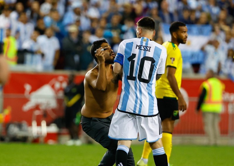 [FOTO] Navijač dotrčao ravno do Messija. Svi su se preplašili, a onda je kapetan argentinske reprezentacije uzeo stvar u svoje ruke