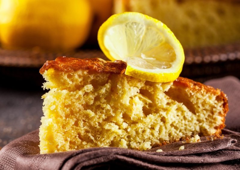 Ovaj jednostavan i sočan kolač s limunom lako će napraviti i oni koji se slabo snalaze u kuhinji