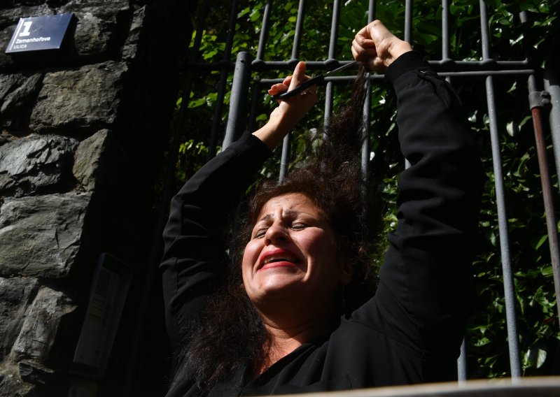 [FOTO/VIDEO] Zagreb solidaran sa ženama Irana: Iranka Samane na prosvjedu odrezala svoju kosu