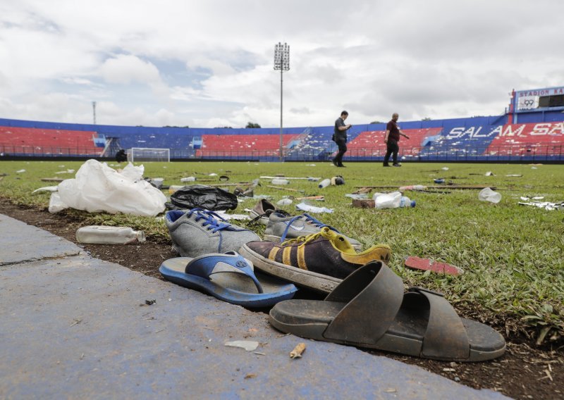 Broj djece poginule u stampedu nakon nogometne utakmice u Indoneziji popeo se na 32