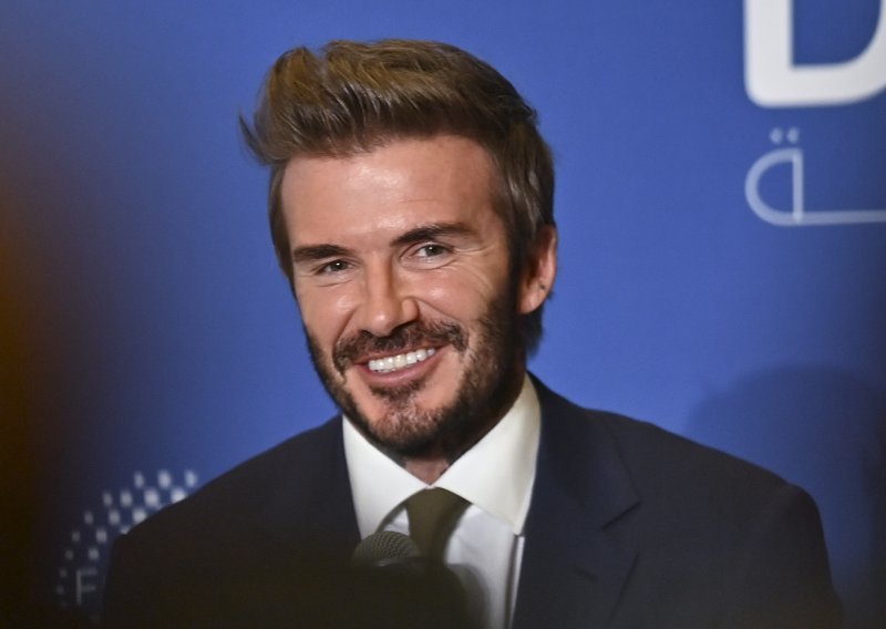David Beckham se javio iz kreveta s Victorijom, a čini se da se dosađuje