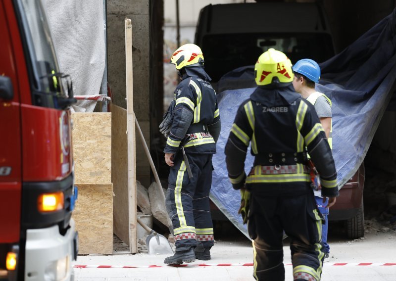 U Dubrovniku izgorjelo vozilo, pomoć vatrogascima pružili i građani