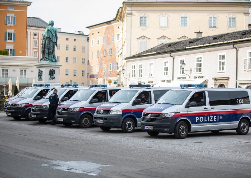 [FOTO] Policija u Salzburgu u punoj pripravnosti, ali zasad 'posla' s Bad Blue Boysima imaju samo ugostitelji
