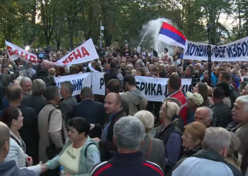 [VIDEO] Tisuće ljudi prosvjedovalo protiv Dodika u Banja Luci: Optužuju ga za krađu i traže poništenje izbora