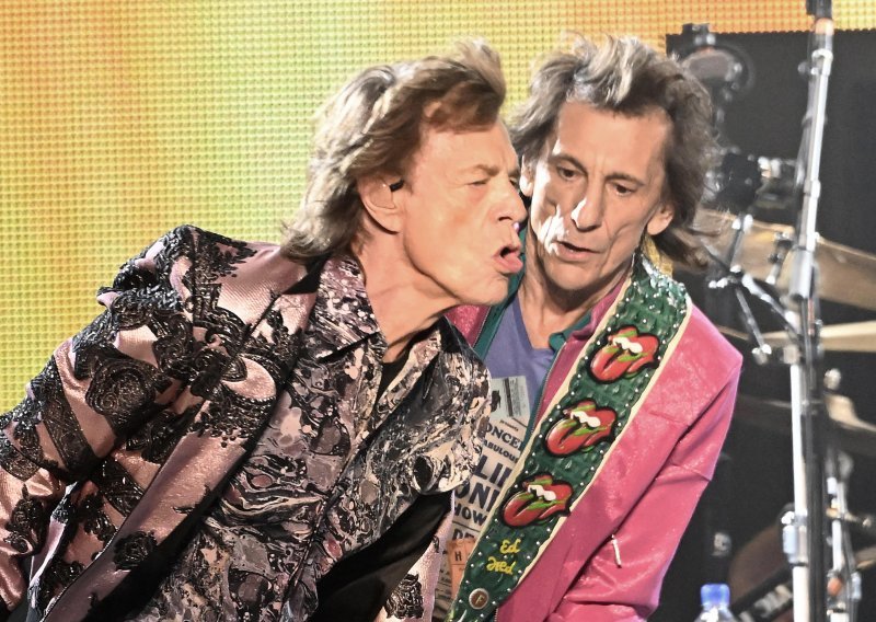 Mick Jagger imao je ljubavnu aferu s dva člana Rolling Stonesa, barem tako stoji u novoj knjizi