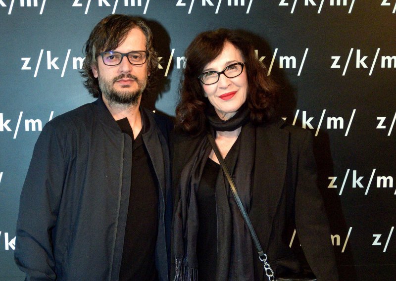 Uvijek skockani i zgodni: Senka Bulić i njezin životni partner u rijetkom javnom pojavljivanju, stigli su na premijeru predstave