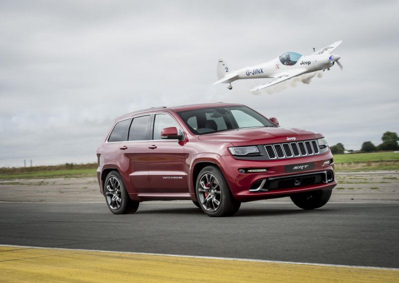 Pogledajte tko je brži: Avion ili Jeep Grand Cherokee SRT?