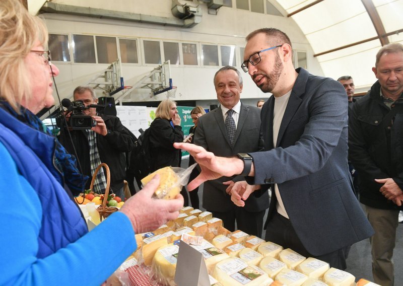 [FOTO/VIDEO] Dobro raspoloženi Tomašević pozvao građane na Dane hrane i tradicijskih proizvoda; otkrio čiji je on plaćenik i koliko mu plaćaju