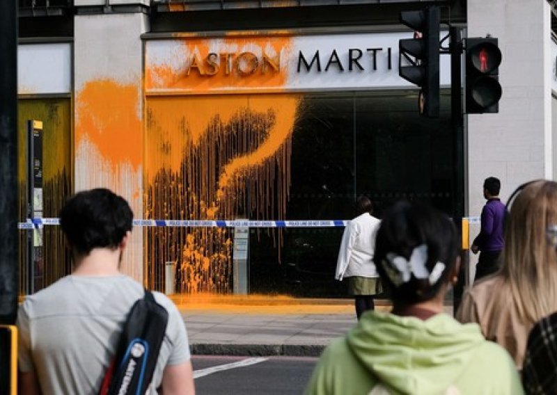 Aktivisti koji su juhom zalili Van Goghovu sliku, napali zastupništvo Aston Martina
