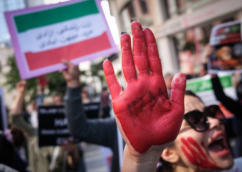 Iransko vodstvo pokušava nacionalne prosvjede preusmjeriti na Kurde