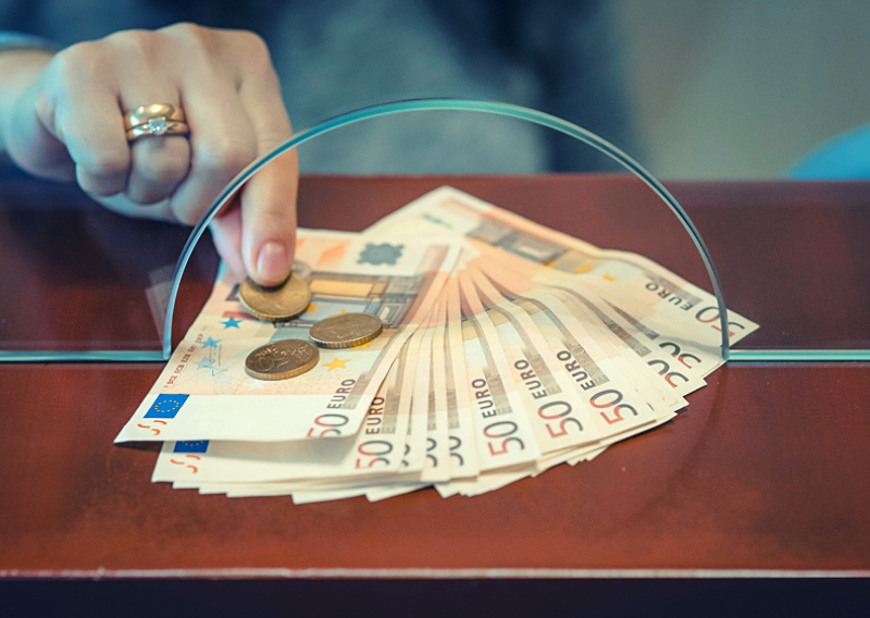 Je li prebacivanje novca u banku prije uvođenja eura dobra ideja? Stručnjak tvrdi da postoji bolja opcija