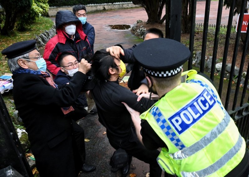 [VIDEO] Skandal u Britaniji: Prosvjednik premlaćen na prostoru kineskog konzulata, šef diplomacije sve nazvao 'neprihvatljivim'