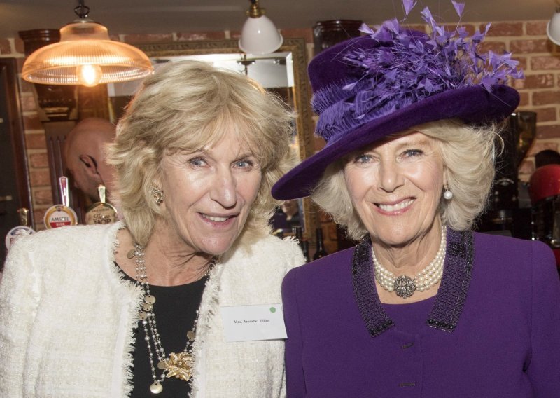 Rijetko je pokazuje: Kraljica Camilla povela sestru na svečanu dodjelu književnih nagrada