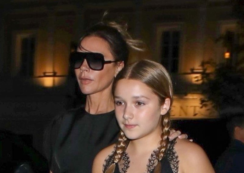Baš kao mama: Victoria i Harper Beckham pozirale u jednakim outfitima