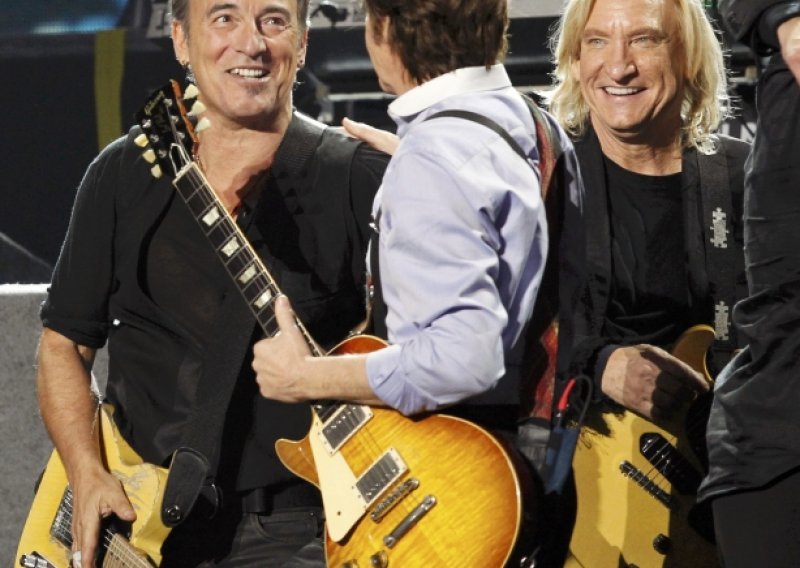 Springsteenu i McCartneyu isključili mikrofone