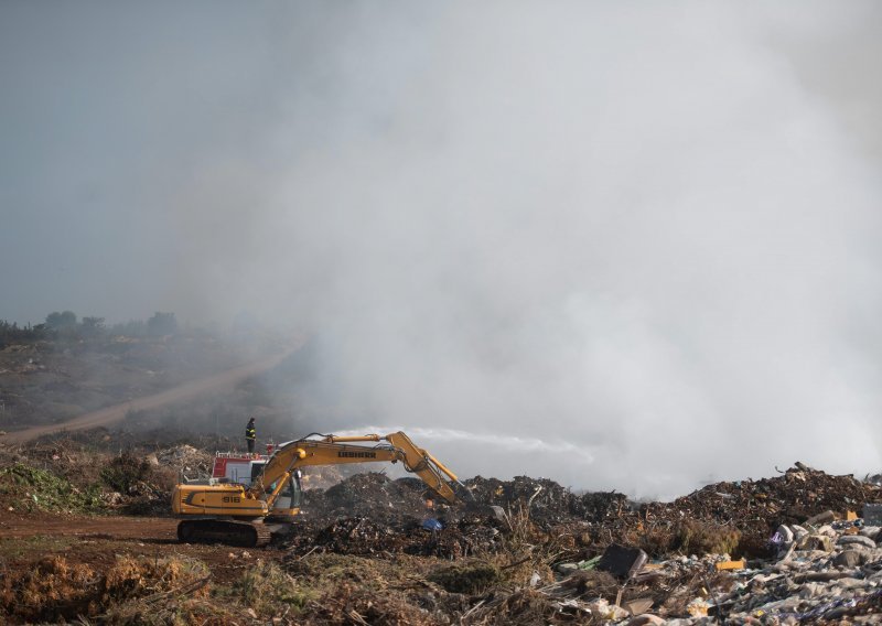 [VIDEO/FOTO] Gori deponij u Zadru: na terenu su četiri bagera i deset vatrogasnih vozila, građani se guše u dimu