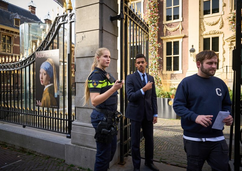 [VIDEO] Aktivist zalijepio glavu za 'Djevojku s bisernom naušnicom' u Den Haagu
