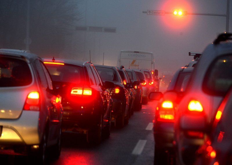 Nesreće na autocestama kod Lučkog i Popovače, magla otežava vožnju, na granici s BiH čeka se satima!
