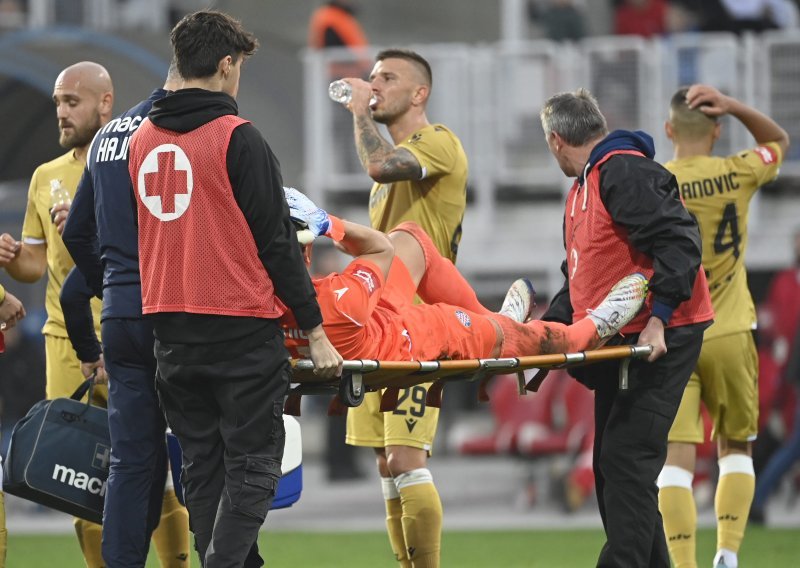 [VIDEO] Pogledajte trenutak užasa kada se ozlijedio golman Lovre Kalinić; Hajdukovi igrači su se uhvatili za glavu...