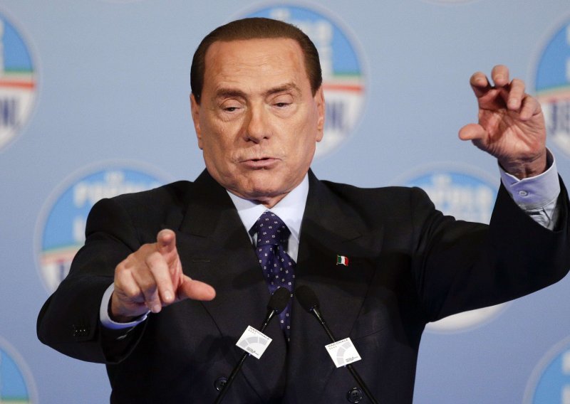 Berlusconi pripremio videoporuku o padu vlade