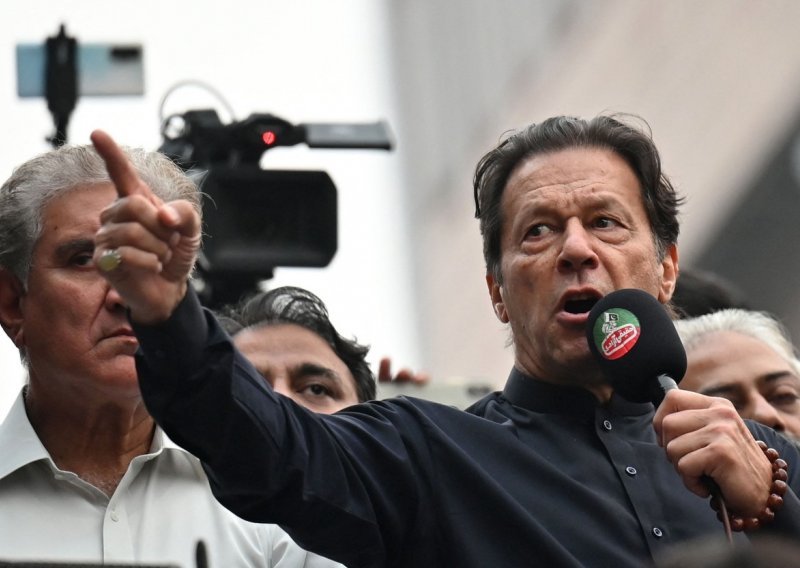 [VIDEO] Karizmatični bivši premijer Imran Khan upucan u nogu u 'pokušaju atentata' na velikom političkom skupu