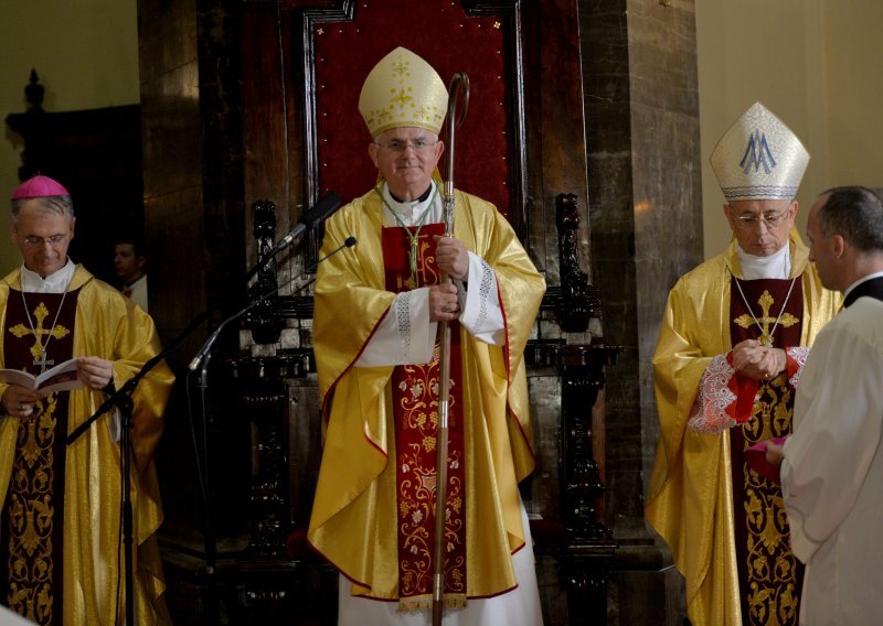 [FOTO] Riječki nadbiskup Uzinić simbolično preuzeo službu i biskupski štap