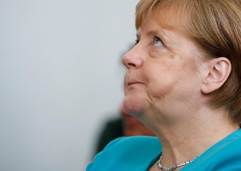 Scholz opomenuo Merkel: Vaš ured previše troši i ne postoji radi statusa već radi interesa Njemačke