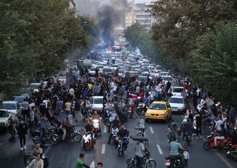 Krvavi prosvjedi u Iranu: Snage sigurnosti pucale na prosvjednike i bacile suzavac